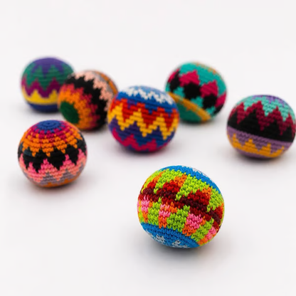🎨 50% DE RÉDUCTION 🧶 Balle anti-stress multicolore en tricot – façon hacky sack, crochetée main – Souple, colorée & apaisante – parfaite pour le bureau, l’école ou la relaxation ✨