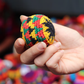 🎨 50% DE RÉDUCTION 🧶 Balle anti-stress multicolore en tricot – façon hacky sack, crochetée main – Souple, colorée & apaisante – parfaite pour le bureau, l’école ou la relaxation ✨