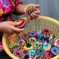 🎨 50% DE RÉDUCTION 🧶 Balle anti-stress multicolore en tricot – façon hacky sack, crochetée main – Souple, colorée & apaisante – parfaite pour le bureau, l’école ou la relaxation ✨