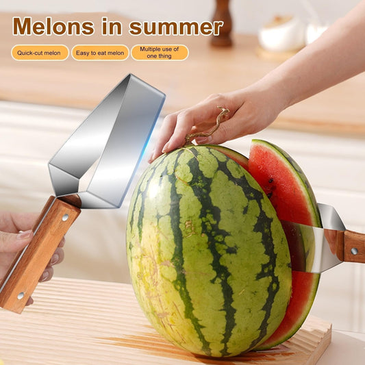 🍉 50% DE RÉDUCTION 🔥 Coupe-pastèque multifonction en acier inoxydable – Design triangle & capuchon de protection – Coupe nette et rapide – idéal pour fruits, fromage ou gâteaux ✂️🍽️✨
