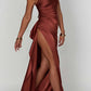 ✨ 50% DE RÉDUCTION! 👗 Robe Longue Fendue en Satin Drapée à une Épaule – Élégante, Coupe Cintrée & Fente Latérale 🌙
