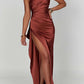 ✨ 50% DE RÉDUCTION! 👗 Robe Longue Fendue en Satin Drapée à une Épaule – Élégante, Coupe Cintrée & Fente Latérale 🌙