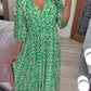 🌸 50 % de Réduction 🔥 Robe à fleurs à col en V – Élégante, légère & parfaite pour les journées ensoleillées 👗