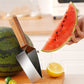 🍉 50% DE RÉDUCTION 🔥 Coupe-pastèque multifonction en acier inoxydable – Design triangle & capuchon de protection – Coupe nette et rapide – idéal pour fruits, fromage ou gâteaux ✂️🍽️✨