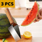 🍉 50% DE RÉDUCTION 🔥 Coupe-pastèque multifonction en acier inoxydable – Design triangle & capuchon de protection – Coupe nette et rapide – idéal pour fruits, fromage ou gâteaux ✂️🍽️✨