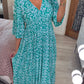 🌸 50 % de Réduction 🔥 Robe à fleurs à col en V – Élégante, légère & parfaite pour les journées ensoleillées 👗