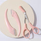 ✂️ ACHETEZ 1, OBTENEZ 1 GRATUIT! 💇‍♀️ Ciseaux à Sourcils avec Peigne – Coupe précise, compact & nomade – Parfait pour des sourcils parfaitement coiffés ✨