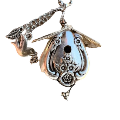 🐦 50% DE RÉDUCTION ! ✨ Collier Délicat avec Pendentif Ajouré en Forme de Nichoir – Design Unique, Fini de Qualité & Cadeau Original 🎁