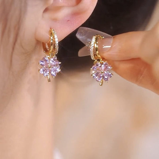 🌸 Boucles d'Oreilles en Perles de Cristal à Quatre Pétales – À Moitié Prix ! ✨ 💖 Élégance Subtile & Style Raffiné pour Toutes Vos Tenues