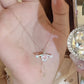 🕊️ 50% DE RÉDUCTION 🌸 Collier ailes d’ange roses – Délicat, doré & symbolique – Parfait pour un look romantique ou en cadeau – léger, élégant et lumineux ✨💖🕊️