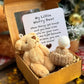 🧸 50% DE RÉDUCTION! 🎁 Mini Ours en Peluche Main avec Bonnet Amovible – Doux, réconfortant & compagnon de poche – Cadeau idéal pour petits et grands 💕