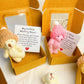 🧸 50% DE RÉDUCTION! 🎁 Mini Ours en Peluche Main avec Bonnet Amovible – Doux, réconfortant & compagnon de poche – Cadeau idéal pour petits et grands 💕