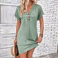 👗 50% DE RÉDUCTION ✨ Robe femme à col en V & manches roulées – Coupe intemporelle, boutons & tissu doux – Élégante, respirante & parfaite pour le bureau, les brunchs ou les journées printanières 🌸