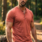 👕 60% DE RÉDUCTION! 🔥 T-Shirt Henley à Manches Courtes pour Homme – Style Classique, Tissu Doux & Parfait Pour Le Quotidien 🏠