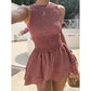 👗 50% DE RÉDUCTION 💃 Robe mini sans manches à carreaux vichy & smocks – Extensible & confortable – Parfaite pour les vacances, la plage ou les journées chaudes – style rétro et facile à porter ✨🌞
