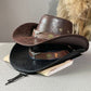 🤠 50% DE RÉDUCTION! 🌵 Chapeau de Cowboy Vintage à Large Bord & Lanière – PU résistant, taille unique ajustable & style western – Parfait pour festivals, plage & look tendance ☀️