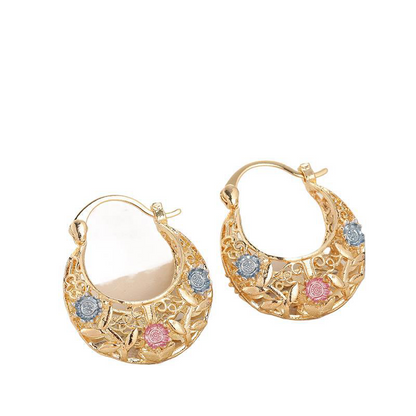 🌙 50% DE RÉDUCTION ✨ Boucles d'oreilles créoles croissant plaqué or – Détails en filigrane, fleurs en émail rose & bleu – Crochet sécurisé, style bohème chic – parfaites pour le quotidien ou les occasions spéciales 💖
