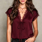 👚 50% DE RÉDUCTION 🌸 Haut dentelle femme col V manches courtes – Assemblage complexe & tombé fluide – 5 couleurs, tailles S-2XL – idéal pour le bureau ou les soirées ✨💃