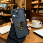 📱 50% DE RÉDUCTION 🛡️ Coque de protection antichoc en silicone – Grip ergonomique & protection caméra surélevée – Design léger, avec emblème culturel stylisé – allie style et sécurité au quotidien ✨