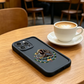 📱 50% DE RÉDUCTION 🛡️ Coque de protection antichoc en silicone – Grip ergonomique & protection caméra surélevée – Design léger, avec emblème culturel stylisé – allie style et sécurité au quotidien ✨