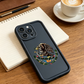 📱 50% DE RÉDUCTION 🛡️ Coque de protection antichoc en silicone – Grip ergonomique & protection caméra surélevée – Design léger, avec emblème culturel stylisé – allie style et sécurité au quotidien ✨