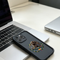 📱 50% DE RÉDUCTION 🛡️ Coque de protection antichoc en silicone – Grip ergonomique & protection caméra surélevée – Design léger, avec emblème culturel stylisé – allie style et sécurité au quotidien ✨