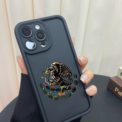 📱 50% DE RÉDUCTION 🛡️ Coque de protection antichoc en silicone – Grip ergonomique & protection caméra surélevée – Design léger, avec emblème culturel stylisé – allie style et sécurité au quotidien ✨