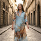 👗 50% DE RÉDUCTION 🌺 Robe maxi imprimé rétro bohème femme – Silhouette fluide & flatteuse – Tissu premium respirant, col V & boutonnage devant – bleu clair, tailles XS-3XL – parfaite pour les journées chaudes ✨🌸