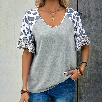 👚 50% DE RÉDUCTION 🐆 Top décolleté en V imprimé léopard – Coupe fluide & légère – Parfait pour un look casual ou une soirée tendance – confortable et féminin 🌿✨