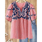👚 50% DE RÉDUCTION 🌸 Blouse légère brodée – Tissu fluide, détails raffinés & coupe aérée – Parfaite pour l’été, le bureau ou un look romantique au quotidien – féminine et confortable 💐✨