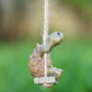 🐢 50% DE RÉDUCTION 🌿 Décoration suspendue tortue fantaisiste – Design coloré & léger – Parfaite pour la chambre d’enfant, la terrasse ou en cadeau – apporte une touche ludique et naturelle ✨🏡🎈