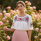 👚 50% DE RÉDUCTION 🌸 Haut femme décontracté ample brodé – Tissu léger & respirant – Détails brodés, parfait pour l’été ou le quotidien – look romantique et confortable ✨🌿☀️