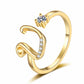 💍 50% DE RÉDUCTION ⏳ Bague initiale scintillante ajustable – Élégante & personnalisable – Parfaite pour un cadeau ou une touche chic au quotidien – brillante et confortable ✨💖🌿