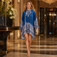 👗 50% DE RÉDUCTION! 🌸 Robe Cape Col Haut Floral Vintage – Imprimé rétro, coupe élégante & tissu léger – Parfaite pour un look romantique au quotidien ✨