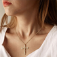 ✝️ 50% DE RÉDUCTION! ✨ Collier Croix Radieux – Cuivre & zircon, chaîne torsadée & éclat pétale – Un bijou élégant pour le quotidien 💎