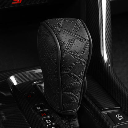 🚗 50% DE RÉDUCTION! 🧵 Cache Pommeau de Levier de Vitesse – Cuir PU perforé, protection tri-couche & universel – Style et confort pour l'intérieur de votre auto 🛡️