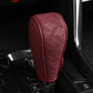 🚗 50% DE RÉDUCTION! 🧵 Cache Pommeau de Levier de Vitesse – Cuir PU perforé, protection tri-couche & universel – Style et confort pour l'intérieur de votre auto 🛡️