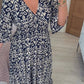 🌸 50 % de Réduction 🔥 Robe à fleurs à col en V – Élégante, légère & parfaite pour les journées ensoleillées 👗